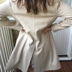  - ljus fiskbensmönstrad kappa, rak lite figursydd passform. köpt second hand. utmärkt skick