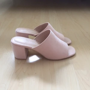  - Jättefina rosa klackskor från monki. Köpa till studenten men aldrig använda då de inte passar. Nypris 250. Frakt tillkommer. ☀️