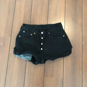  - Säljer dessa svarta Levisshorts i w27. 