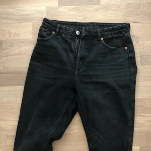  - Kimomo high relaxed jeans från Monki i svart. Passa mig inte längre men tycker om dom super mycket! Det är ganska tjockt material.
