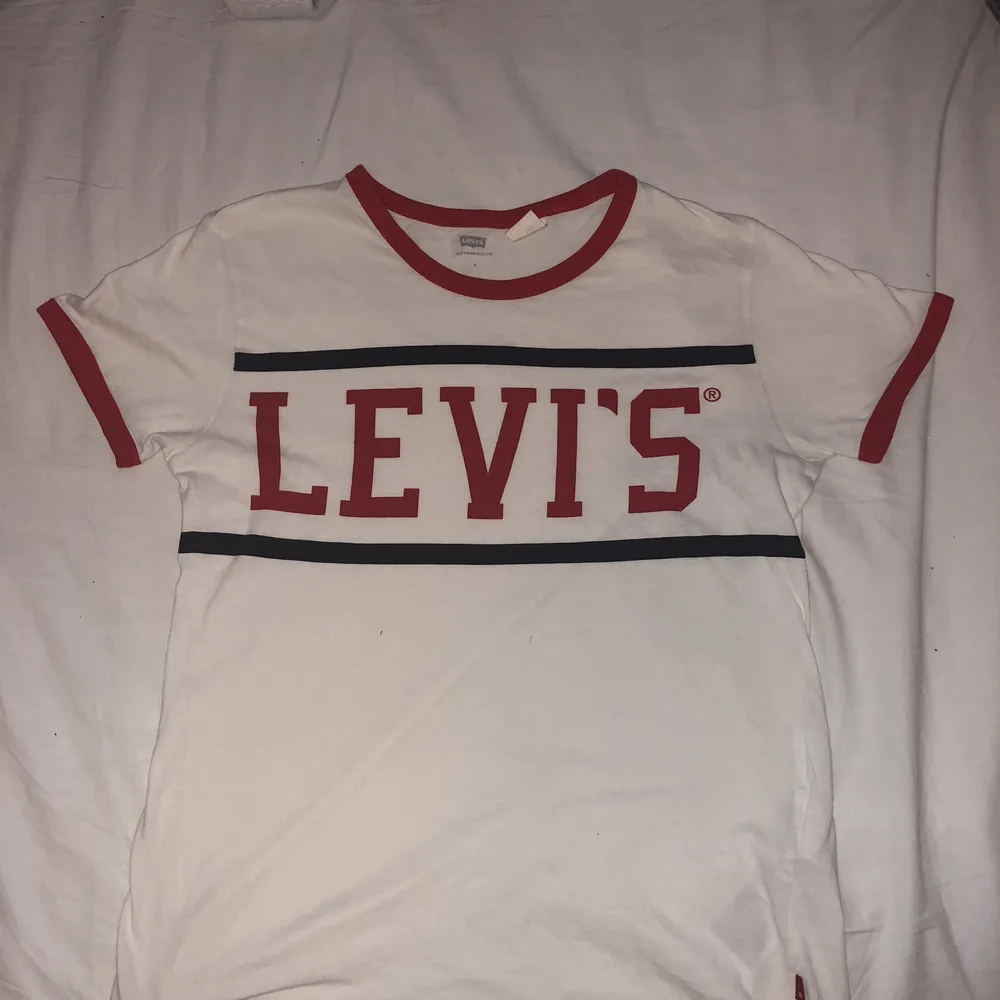 Vit Levis tröja, ser ut som ny, bara det att det finns ett jättelitet hål på baksidan. T-shirts.