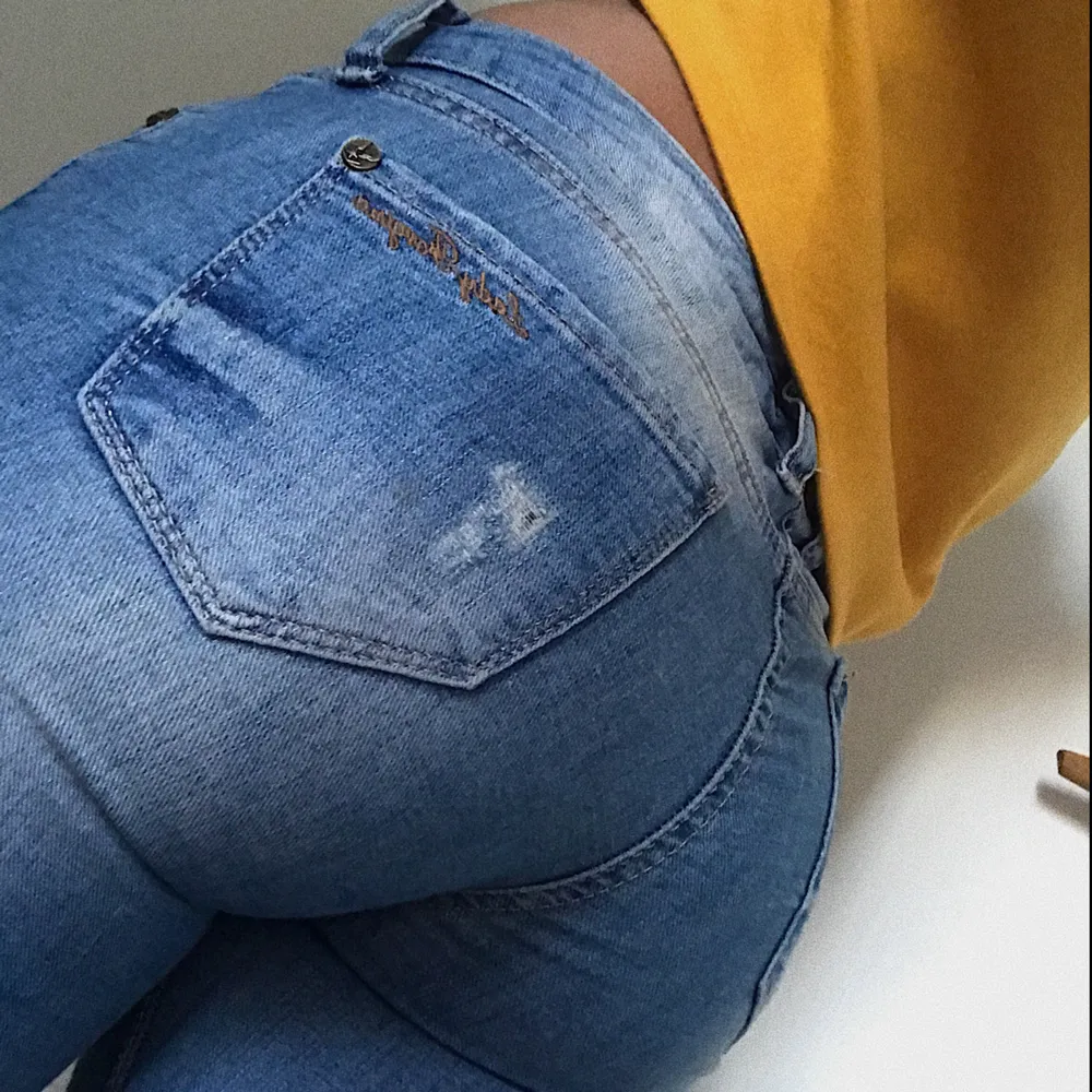 Ett par super snygga jeans som är ganska stretchiga, passar både S & XS. Super fina slitningar. Rumpan sitter fint . Jeans & Byxor.