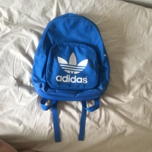  - Adidas väska fint skick  Frakt 55kr postnord 