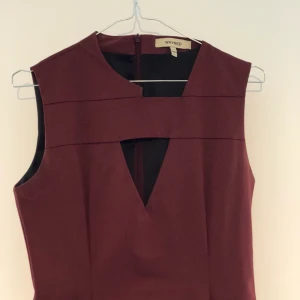  - Superfin Klänning Whyred Använd endast 1 gång på fotografering. Figursydd och smickrande passform!  Burgundy/vinröd  