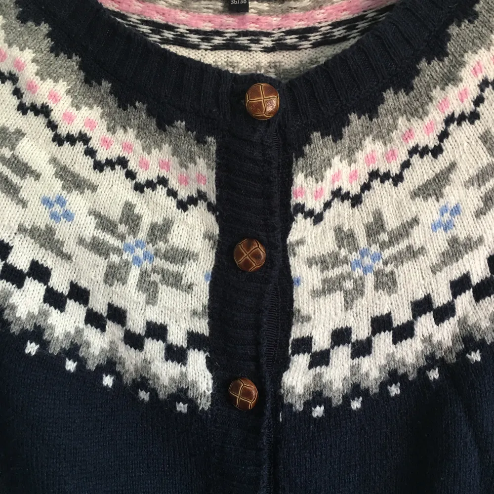 Fin mörkblå kofta med mönster och ”läder”-knappar. Mysig att bära under vinterhalvåret.. Tröjor & Koftor.