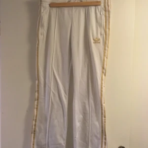  - Retro adidas byxa, stl 40. Lite slitage, men inget som syns så mycket