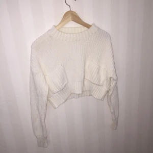  - stickad croppad tröja, bra skick🌸