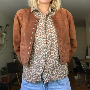  - Skitsnygg mockajacka jag köpt här på Plick. Har tyvärr insett att mocka inte är min grej. Jag har aldrig använt den och finns inga spår av att någon annan gjort det heller, very fresh very clean 💁‍♀️ 