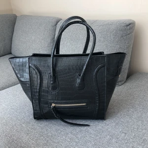  - Celiné look alike. Köparen står för frakt (100kr, då paketet blir stort)