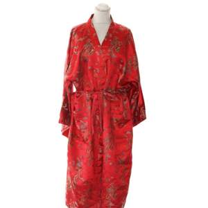 Kimono från Kina. Den kostar tydligen runt 2500 kr som ny. Den har lite slitage på några ställen i tyget, men inget som är speciellt synligt. Jag köpte den begagnad, men säljer den för att den var lite för stor. Längd: 110 cm. Frakt kostar 90 kr 🧚‍♀️ 
