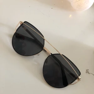  - Aldrig använda solglasögon ifrån asos. Kan mötas upp i göteborg eller skicka dom men då betalar köparen frakten. Säljer massa grejer så gå gärna in och kolla på sida! 🌸