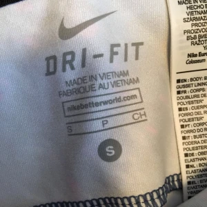  - Ett par fräscha nike tights som enbart använts 2ggr!