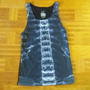  - Linne med röntken-tryck i en storlek small. 