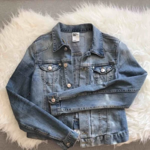  - Jeansjacka från hm! Normal i storlek, knappt använd!  Köparen står för frakten eller möts i Uppsala ✨