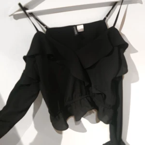  - Superfin croptop med volanger! Funkar till allting😍