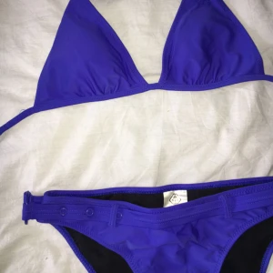  - Bikini underdel o överdel i mörkblå färg