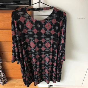  - Snygg oversize klänning från Urban Outfitters London. Trekvartsärm, djup ringning i ryggen. Köparen betalar frakt ✨