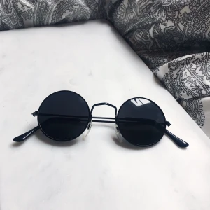  - ❣️Svarta, mindre solglasögon. ❣️Aldrig använda, tunt material. 💌 Frakt 15kr.