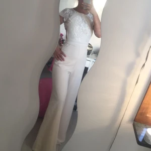  - Jumpsuit med öppen rygg  Perfekt till festlig evenemang  