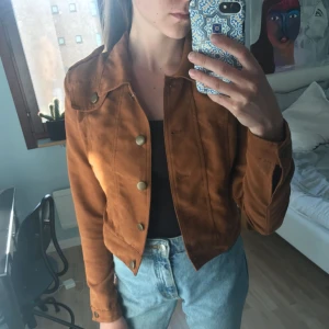  - Superfin vårjacka i fejk mocka. Väldigt fint skick, använd fåtal gånger. Den är tyvärr lite för liten för mig så den kommer inte till användning 