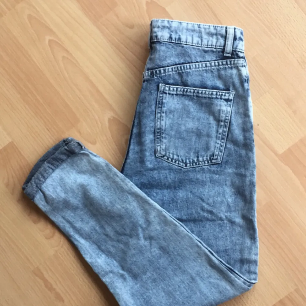 Ett par superfina Mom-jeans från Topshop i toppskick i storlek 28/32.. Jeans & Byxor.