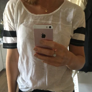  - T-shirt från Zara vit med svarta detaljer på armarna. Strl M väldigt fint skick som ny. Kan postas med blå posen som tillägg eller mötas upp i Stockholm 