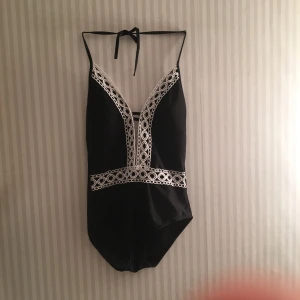  - Baddräkt från wish, superbra kvalitét, storlek M men mer som en S i verkligheten, säljes pågrund av att den är lite liter över baken på mig, ca 50 kr i frakt❤️