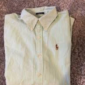  - Ralph Lauren skjorta i fint skick! Storlek S                                  Köparen betalar frakt!