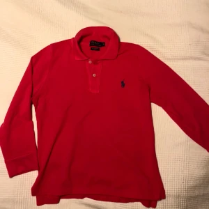  - Rosa långärmad piké i strl M. Användt några gånger men tröjan är i fint skick! Ordinarie pris var 1100kr.