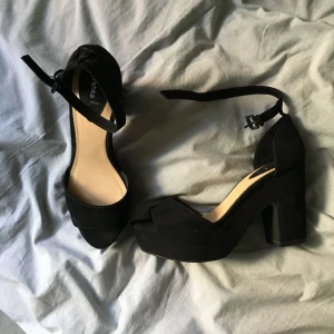  - Fina klackar i sammetsliknande material. Aldrig använda.