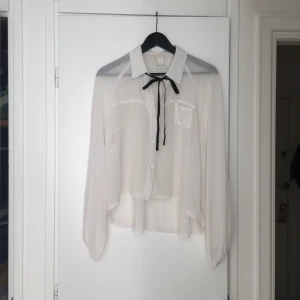  - Knappt använd vit blus från VILA, kan skicka eller mötas upp i Sthlm! 