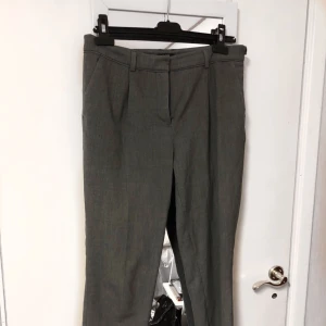  - Ett par kostymbyxor från Lindex i storlek 38. Sparsamt använda.   Ansvarar inte för postens slarv. 