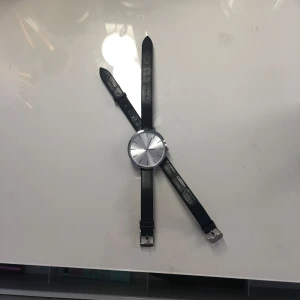  - Klocka med två band