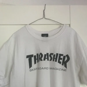  - Snygg thrasher tröja storlek L. Äkta! Blivit lite neongula fläckar efter ett full moon party men annars nice