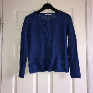  - Stickad kofta i mörkblå färg. Priset är inklusive fraktkostnad 🌿