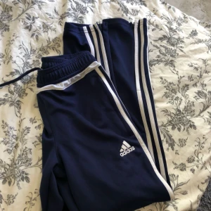  - Aldrig använda äkta adidas byxor, storlek 152 men passar mig med xs!! 