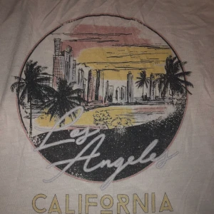  - T-shirt med vintage känsla, från primark.🌸 Knappt använd.