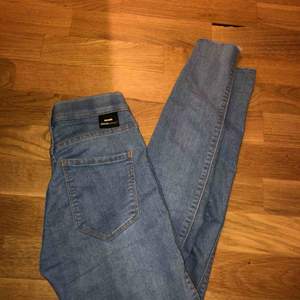 Tighta ljusblåa jeans från dr.denim. Helt oanvända! Medel waist. Frakt tillkommer om du inte vill mötas upp i Sthlm 💕
