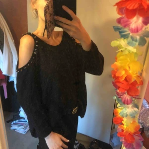 - Så snygg svart varm tröja från FAV! Snygga nitar som detalj. Använd max 2-3ggr, köpt för 500-600kr på two angels i Gbg. 🌷 perfekt hösttröja!