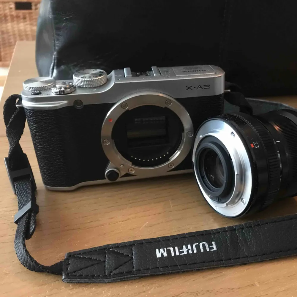 Säljer en fujifilm X-A2 som jag fick i present i begagnad skick för 2500kr. I priser ingår all tillbehör dvs batteri laddare, batteri samt kartong förstås!   Objektivet säljs antigen med eller separat för 3200kr i nyskick. . Övrigt.