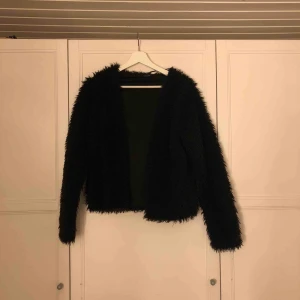  - Mysig ”jacka” från Gina. Är i large, men liten i storleken, small/medium. Köparen står för frakt.