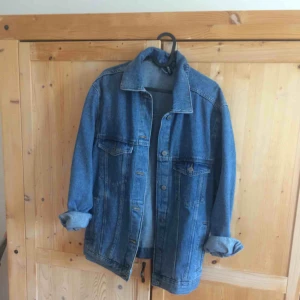  - Super fin jeansjacka! 🌟 Aldrig använd. Passar fint som oversize till S-M beroende på hur man vill ha den. 