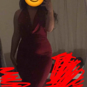  - En vinröd klänning med öppning på ryggen o kedja vid rumpan