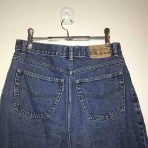 Vintage mom jeans i storlek 42 från brooker. En fraktkostnad tillkommer 🌹
