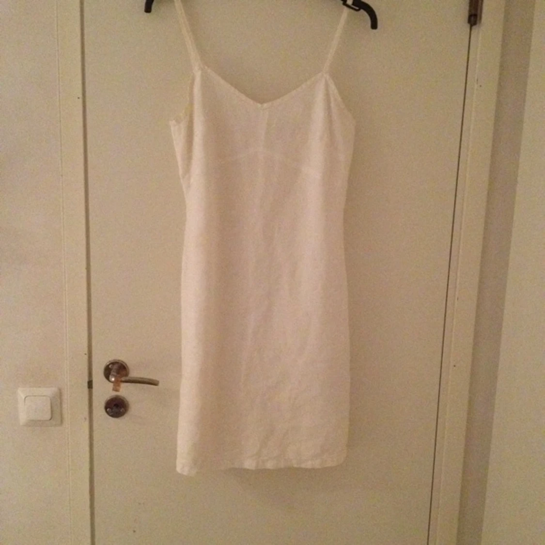 Söt, enkel klänning i hårdare material  - 1395010675