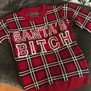  - Knappt använd stickad tröja ”santas bitch”. Finns ingen storlek angiven med ca medium. Jag är en M/38-40 och 171cm lång. Bor på Kungsholmen så lättast att träffas i stam för köp 😊