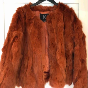  - Superfin fuskpäls från KOPENHAGEN by Andersen, köpt förra säsongen endast använd ett fåtal gånger. Skick som ny och väldigt fin färg!   Kan mötas upp i Stockholm eller fraktas