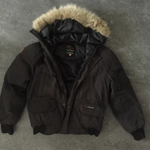  - Svart vinterjacka Canada Goose. Stl XS. Passar till S också. Bra begagnat skick