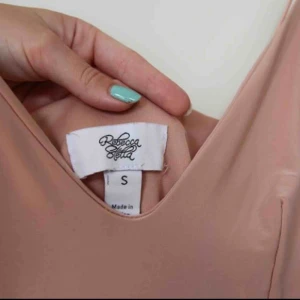  - Närbilder på klänningen ifrån Rebecca Stella 💖