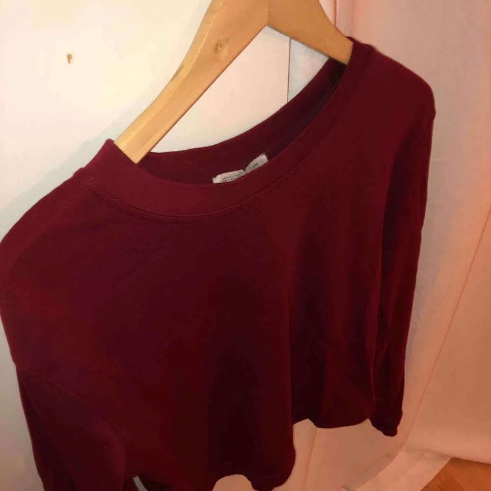 Tjockare tröja i vinröd färg från Zara. Tröjor & Koftor.